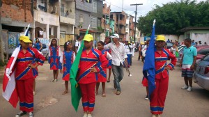 Alunos da Escola Estadual General Dionísio Cerqueira organizam passeata na comunidade.
