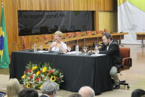 Cesar Nunes com a mediadora Malvina Tuttman, do CNE