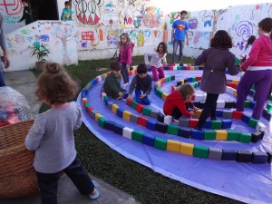 Crianças constroem labirinto/ Divulgação