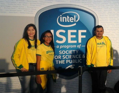 Maria Vanessa, Natanna e o professor da escola, Fernando Nunes na feira Intel Isef
