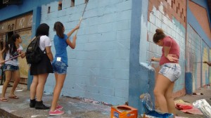Jovens pintam escola ocupada na Zona Leste de São Paulo 