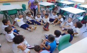Crianças em roda estudam a história de Manuel Filho 