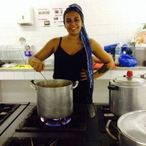 Estudante prepara estrogonofe vegetariano para alimentar jovens que ocupavam o  Colégio Estadual Prefeito Mendes de Moraes, na Ilha do Governador (RJ).