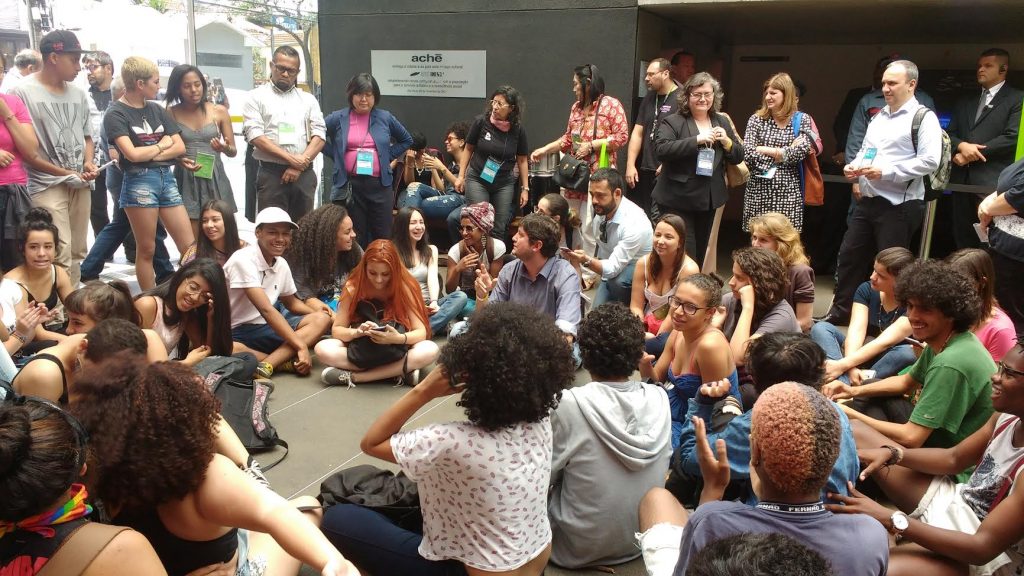 Secundaristas ocupam entrada do Thomie Othake em São Paulo.