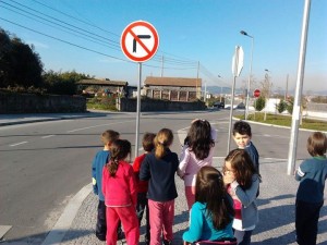 Grupo em pesquisa sobre trânsito na comunidade. Foto: Divulgação