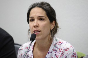 Natacha Costa, durante audiência no Senado / Crédito: Agência Senado