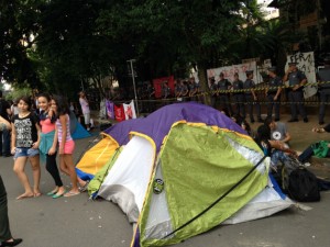 Estudantes e movimentos sociais acamparam na frente da escola para prestar solidariedade. 