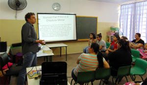 Historiador da região, Marcos Ahlers participa de uma das tardes formativas com a comunidade escolar 