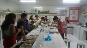 Jovens organizam oficina de botânica em escola de Fortaleza