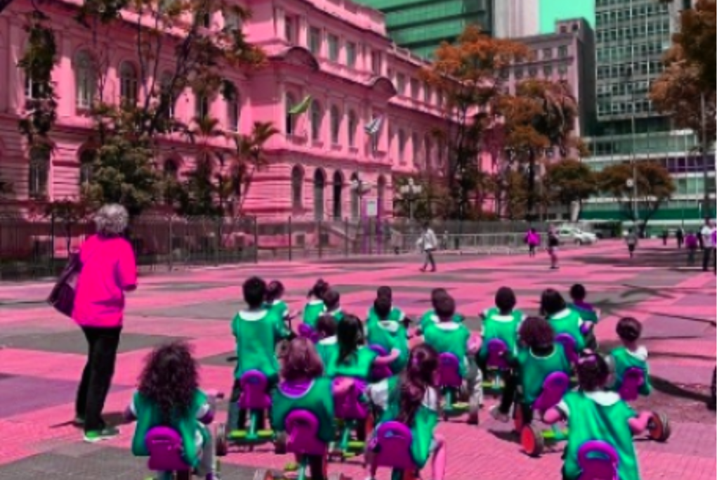 Crianças exploram centro da cidade em projeto 'Motoca na praça