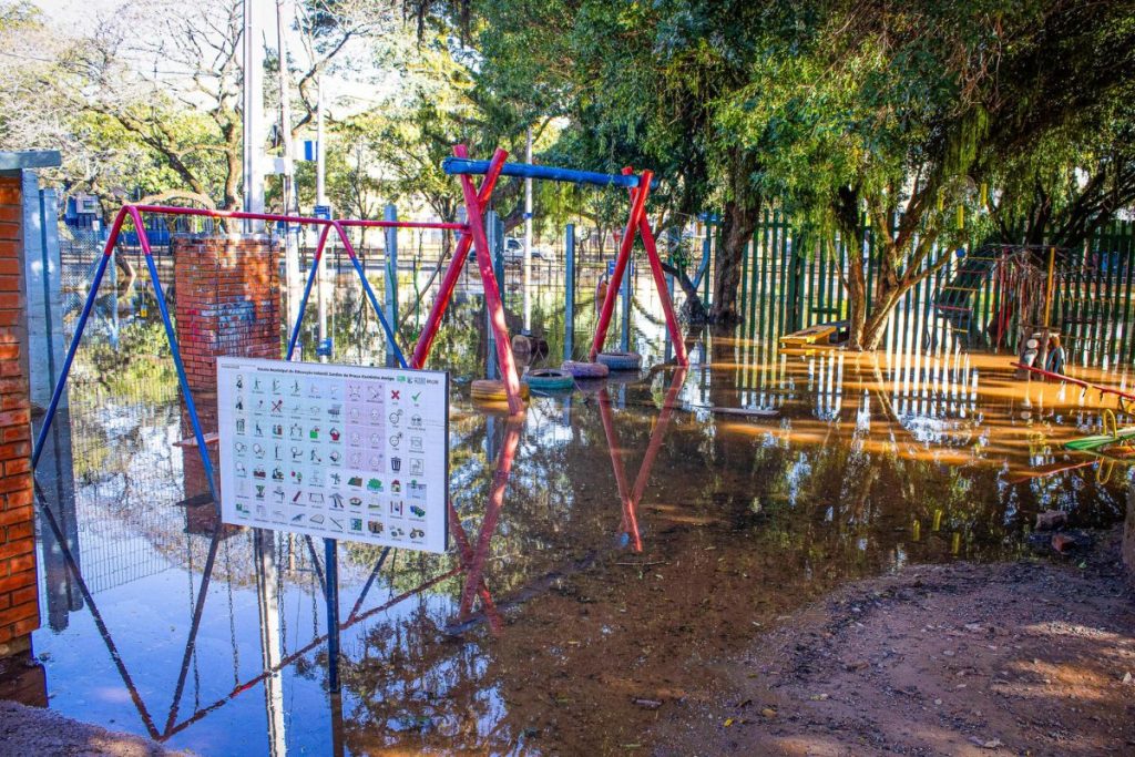 Impacto das enchentes e chuvas em escolas do Rio Grande do Sul