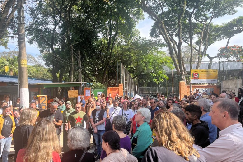 Ato em frente à EMEF Espaço de Bitita contra o afastamento de diretores escolares em São Paulo