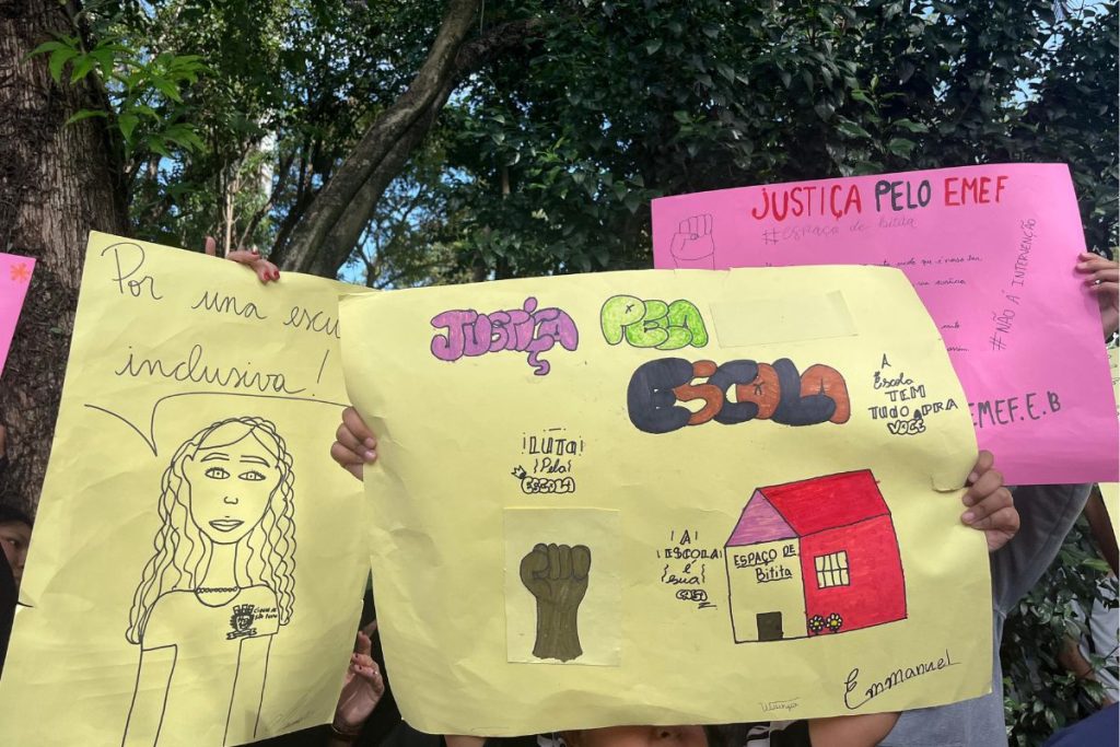 Cartazes em protesto contra o afastamento de diretores em São Paulo na Emef Espaço de Bitita