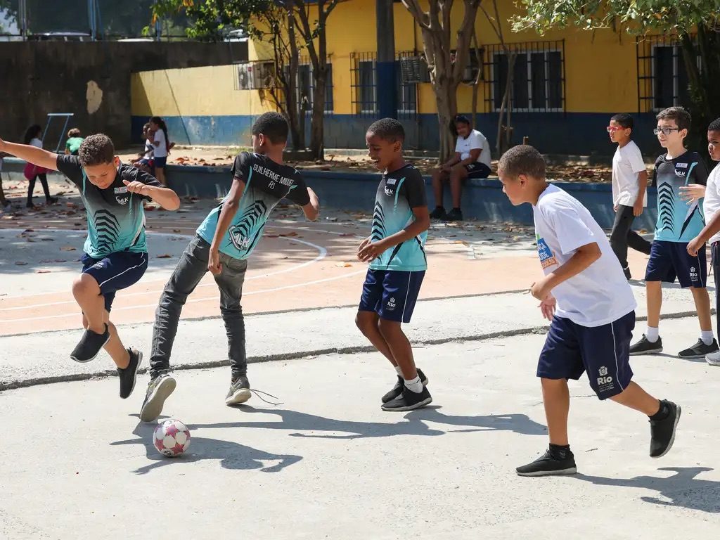 Estudantes em escola de tempo integral