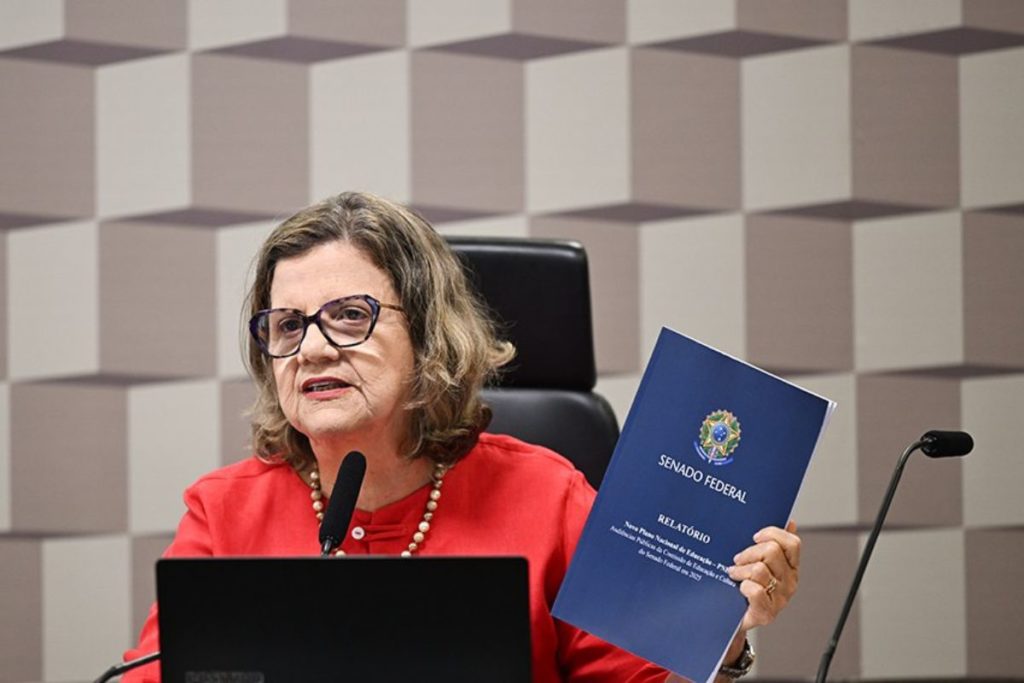 A senadora Teresa Cristina presidente da Comissão de Educação no Senado segura relatório do novo Plano Nacional de Educação 