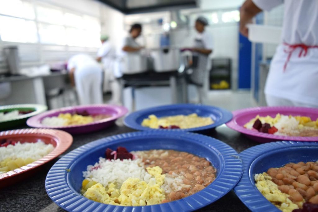 Como as cozinheiras escolares apoiam a alimentação escolar